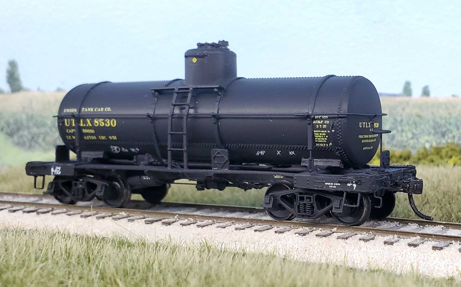 New UTLX 6.5K gallon tank car kit | Resin Car Works Blog
